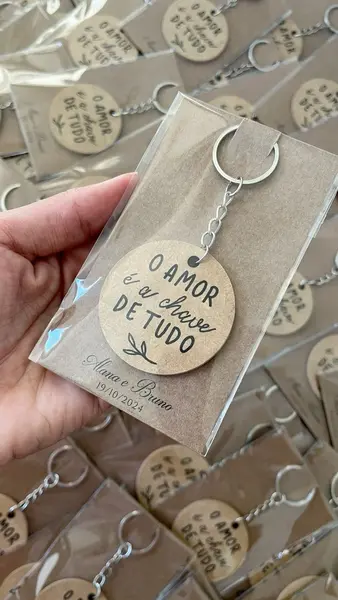 Chaveiro Madeira O Amor é a Chave — Presente e Lembrancinhas de Casamento personalizado em Campo Grande MS